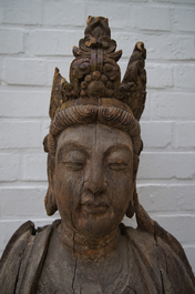 Een grote Chinese houten sculptuur van Guanyin, Ming